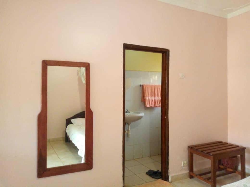 Hotel The Royal Pentagon à Hoima Extérieur photo